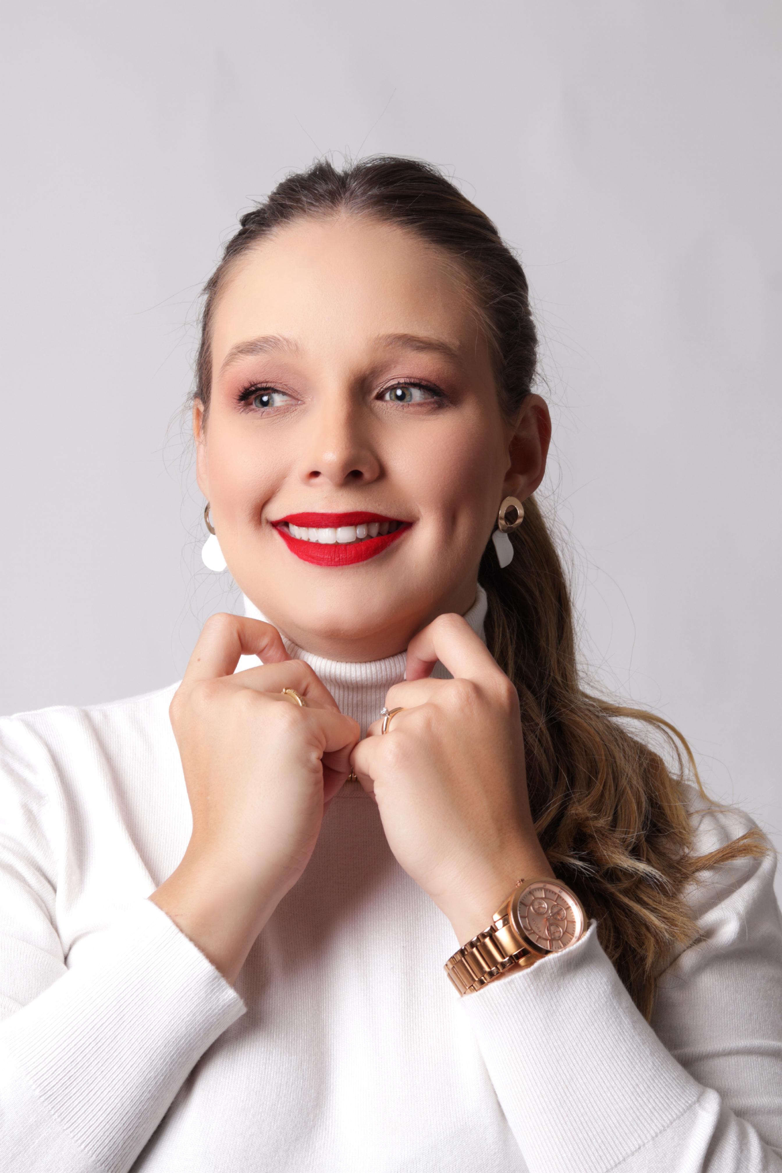 Mulher sorrindo com dentes perfeitos e confiante