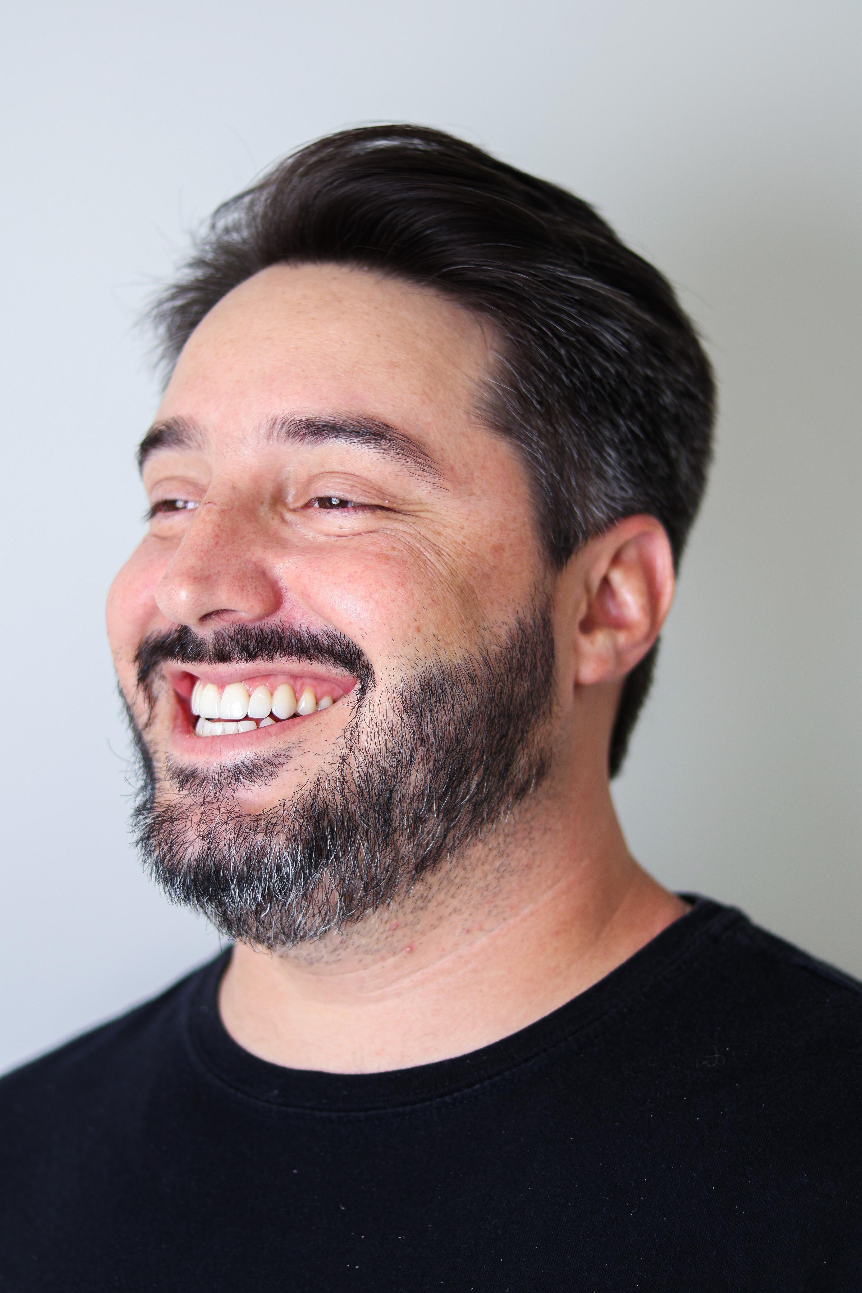 Cliente real sorrindo após tratamento com lentes de porcelana